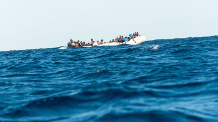 Zahlreiche Flüchtlinge, die auf einem Schlauchboot von Libyen aus nach Italien übersetzen wollten, warten vor der libyschen Küste auf den Rettungseinsatz von SOS Mediterranee und der italienischen Küstenwache. Aufgenommen am 27. Januar 2018.