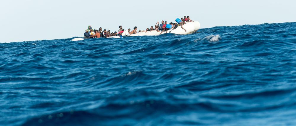 Zahlreiche Flüchtlinge, die auf einem Schlauchboot von Libyen aus nach Italien übersetzen wollten, warten vor der libyschen Küste auf den Rettungseinsatz von SOS Mediterranee und der italienischen Küstenwache. Aufgenommen am 27. Januar 2018.