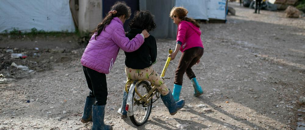 Kinder spielen im Flüchtlingslager Vial auf der griechischen Insel Chios. 