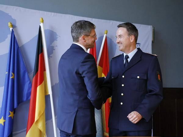 Potsdams Oberbürgermeister Mike Schubert (SPD) begrüßt den neuen Feuerwehrchef Ralf Krawinkel.