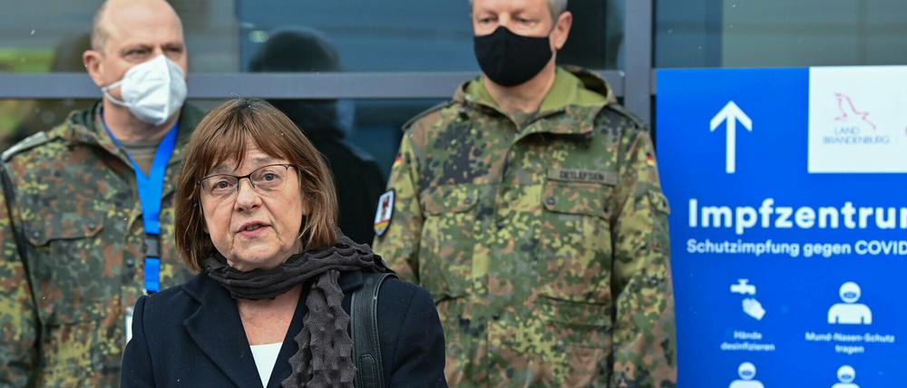 Brandenburgs Gesundheitsministerin Ursula Nonnemacher (Grüne) hat auch wegen der Ausbreitung der Delta-Variante zum weiteren Impfen gegen das Coronavirus aufgerufen.