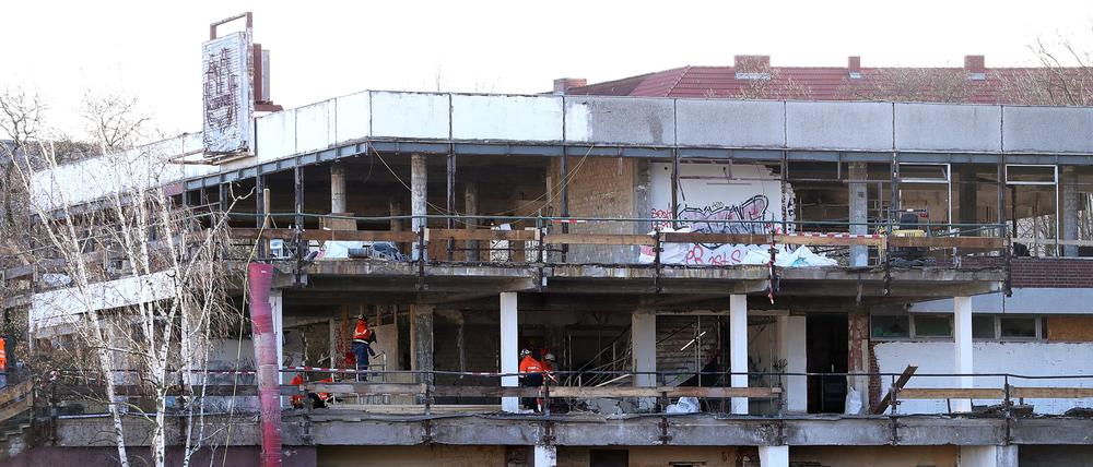 Bauarbeiter am 28. Januar 2020 im ehemaligen Terrassenrestaurant Minsk auf dem Brauhausberg.