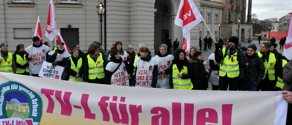 Mitarbeiter des Besucherservices der Schlösserstiftung demonstrieren am 23. Januar 2020 vor dem Landtag.