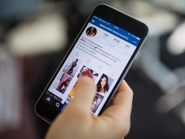 Auf der Online-Plattform Instagram, die meist über das Smartphone abgerufen wird, verbreiten Nutzer Fotos von sich. 
