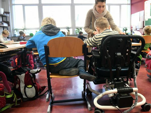 Einzelfallhelferin Theresa Fietzke während des Unterrichts mit einem Kind mit Behinderung in der Rosa-Luxemburg-Grundschule in Potsdam. 