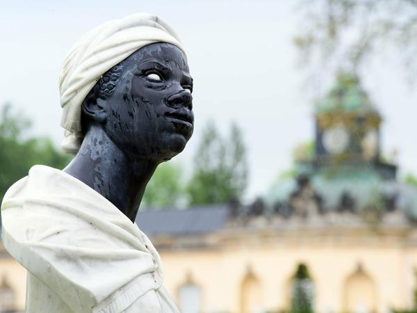 Postcolonial Potsdam sieht die stereotype Darstellung der schwarzen Personen kritisch. 