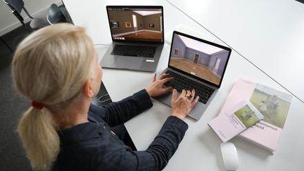 Museumschefin und Kuratorin Ortrud Westheider erarbeitet das Konzept mit einer Spezialsoftware am Rechner (links) - auf dem rechten Bildschirm die 360-Grad-Ausstellung von der Webseite.