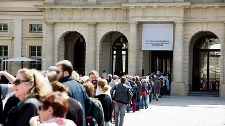 Auch am letzten Tag der Impressionismus-Ausstellung bildeten sich lange Schlangen vor dem Museum Barberini in Potsdam.