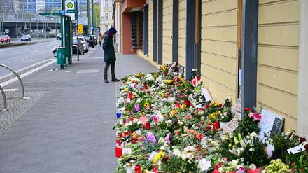 Blumen, Kerzen und Plakate vor dem Thusnelda-von-Saldern-Haus.