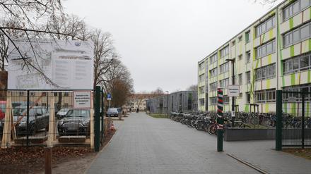 Die neue Zufahrt zur Rosa-Luxemburg-Schule wird wieder aufgerissen