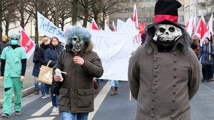 Einige der Demo-Teilnehmer hatten sich symbolisch als Zombies verkleidet.