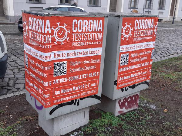 Mit Plakaten wirbt der Betreiber für die private Corona-Teststation am Neuen Markt.