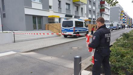 Die Polizei sperrte am frühen Sonntagnachmittag einen Bereich in der Konrad-Wolf-Allee in Drewitz ab.