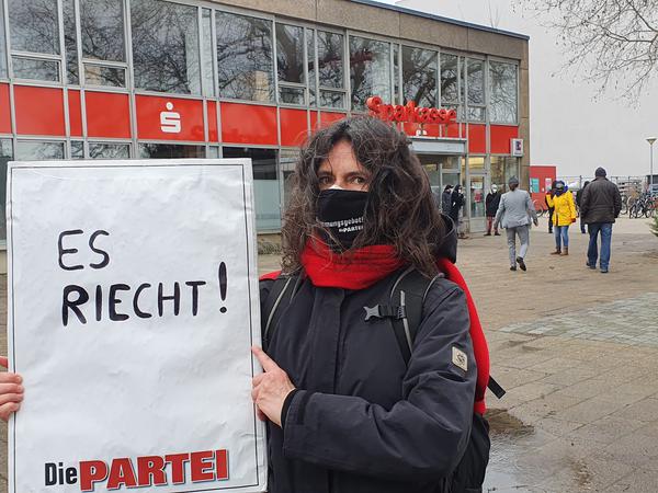 Bettina Franke (Die Partei) nahm an den Gegenprotesten teil. 