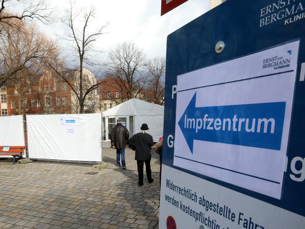 Neues Impfzentrum in einem Zelt auf dem Gelände des Klinikums Ernst von Bargmenn Potsdam.
