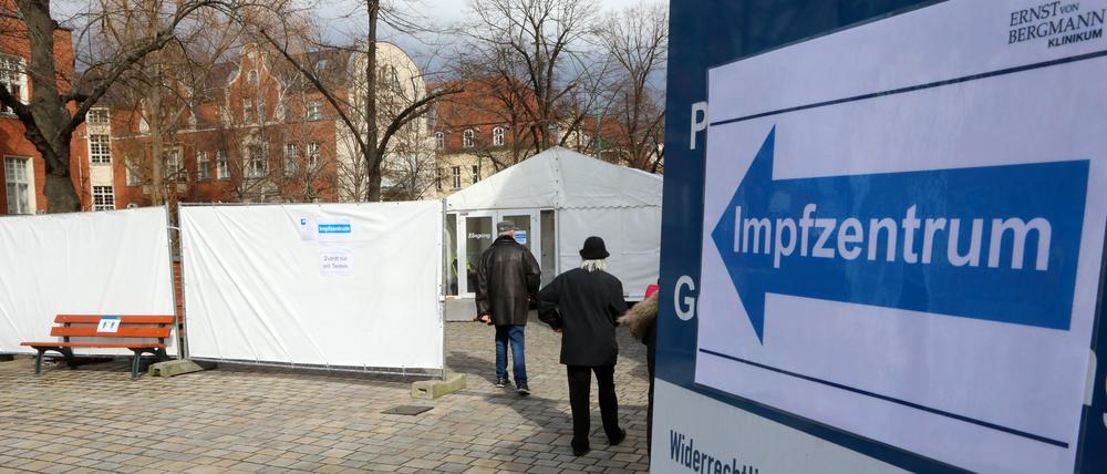 Das Impfzentrum in einem Zelt auf dem Gelände des Klinikums Ernst von Bargmenn Potsdam.