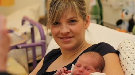 Das Potsdamer Neujahrsbaby heißt Emil Bastian Friedrich, hier auf dem Arm seiner Mutter Franziska Friedrich.