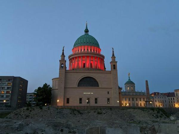 Die Nikolaikirche glühte am Montagabend rot.