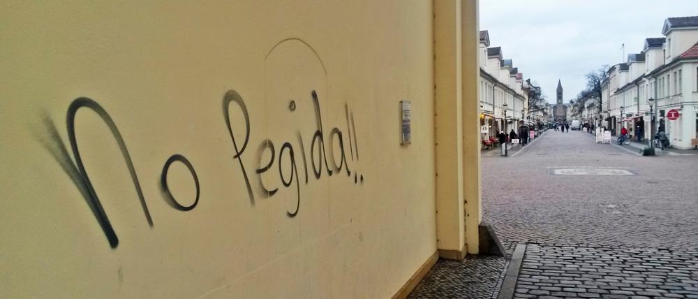 Schon vor einem Jahr tauchten in der Stadt Schriftzüge gegen Pegida auf.