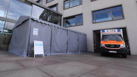 Isoliert. Am St. Josefs-Krankenhaus wird in einem Zelt getestet.