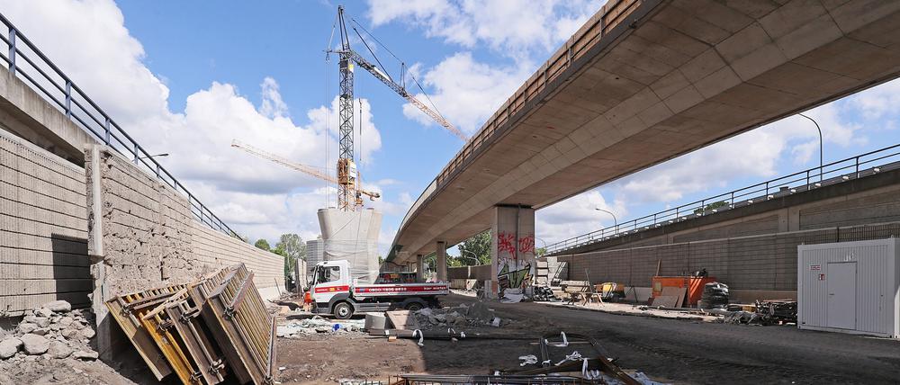Der Abriss der Brücke stadtauswärts wurde im April abgeschlossen. Jetzt wird der Neubau errichtet.