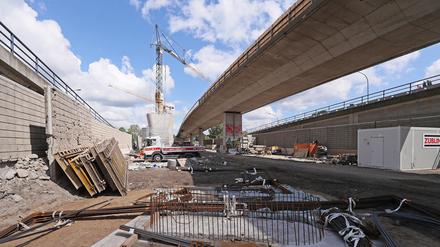 Der Abriss der Brücke stadtauswärts wurde im April abgeschlossen. Jetzt wird der Neubau errichtet.