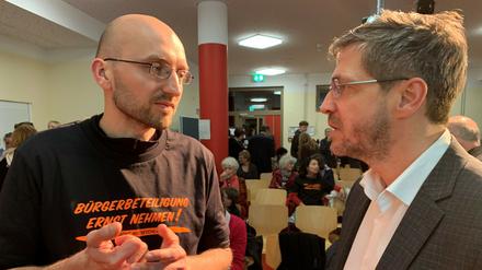 Potsdams Oberbürgermeister Mike Schubert (SPD) im Gespräch mit Oliver Buchin (links) von der "Initiative Nutheschlange".