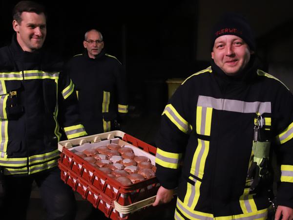 Eine Stiege Pfannkuchen brachte Oberbürgermeister Mike Schubert (SPD) der Freiwilligen Feuerwehr in Babelsberg.