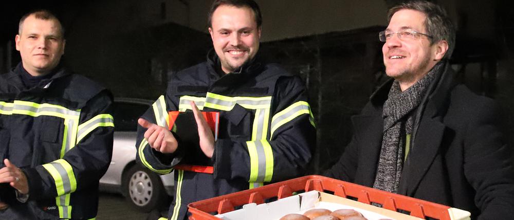 Pfannkuchen für die Freiwillige Feuerwehr in Babelsberg von Oberbürgermeister Schubert. 