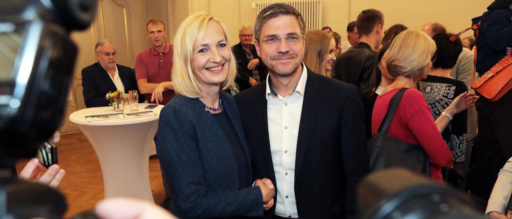 Mike Schubert gewinnt die Stichwahl und wird damit neuer Oberbürgermeister Potsdams. Herausforderin Martina Trauth gratuliert.