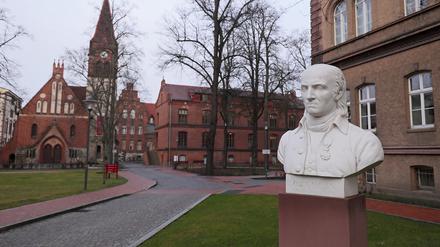 Der Oberlinhaus-Campus in Babelsberg - samt Marmorbüste von Johann Friedrich Oberlin.