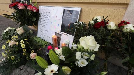 Trauernde legten am Thusnelda-von-Saldern-Haus Blumen und Briefe nieder. Auch eine Kerze wurde entzündet.