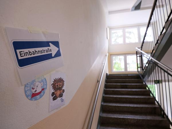 An der Fontane-Oberschule werden Schüler mit Hinweisschildern gelenkt.