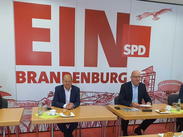 Olaf Scholz (l.), Vize-Kanzler und Bundesfinanzminister der SPD hat seine Bewerbung um ein Direktmandat in Potsdam bekannt gegeben (r.: Ministerpräsident Dietmar Woidke, SPD). 