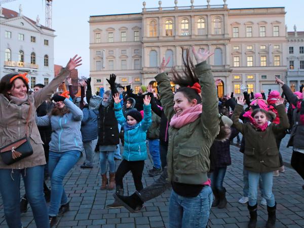 So wie 2018 soll auch heute auf dem Alten Markt in Potsdam getanzt werden. Der Grund ist aber eigentlich kein fröhlicher: Die internationale Kampagne "One Billion Rising 2018" richtet sich gegen Gewalt an Frauen und Mädchen.