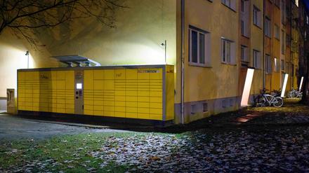 Die DHL-Packstation an der Kantstraße Ecke Roseggerstraße in Potsdam (Brandenburg), in der die Paketbombe aufgegeben wurde (Aufnahme vom 03.12.2017). Die Polizei sucht jetzt nach Zeugen. Das verdächtige Paket am Potsdamer Weihnachtsmarkt geht auf eine Erpressung des Paketdienstes DHL zurück.