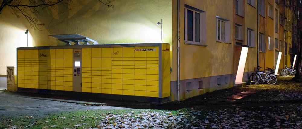 Die DHL-Packstation an der Kantstraße Ecke Roseggerstraße in Potsdam (Brandenburg), in der die Paketbombe aufgegeben wurde (Aufnahme vom 03.12.2017). Die Polizei sucht jetzt nach Zeugen. Das verdächtige Paket am Potsdamer Weihnachtsmarkt geht auf eine Erpressung des Paketdienstes DHL zurück.