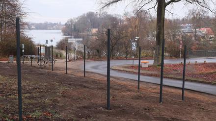 Im Park Babelsberg wird ein neuer Zaun gebaut. 