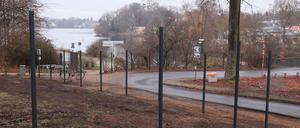 Im Park Babelsberg wird ein neuer Zaun gebaut. 