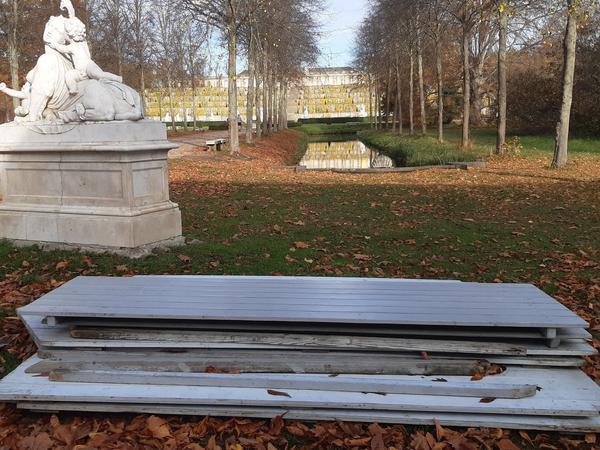 Die Bretter für die "Einhausung" lagen schon Anfang der Woche im Park Sanssouci.