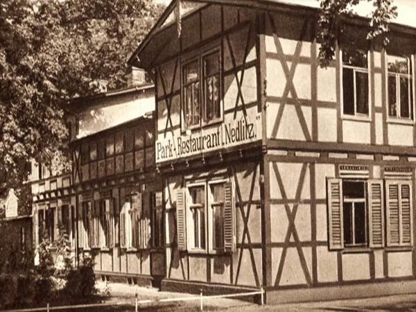 Das Parkrestaurant Nedlitz am Jungfernsee. Seit der Wende stand es leer, 30 Jahre rottete es vor sich hin. Gestritten wird nun darüber, ob es noch als Denkmal gelten darf, seitdem der Ballsaal abgetragen wurde. 