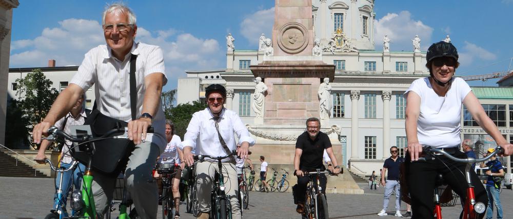 Für eine fahrradfreundliche Stadt haben sich am Montag bei großer Hitze knapp 30 Teilnehmer aufs Rad geschwungen.