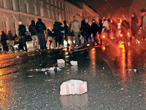 Bei der Pogida-Demonstration im Januar 2016 folgen auch Steine.