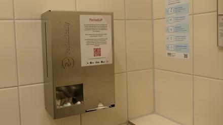 Spender für kostenlose Periodenartikel werden in 20 Toiletten der Universität Potsdam angebracht.