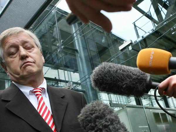 Peter Paffhausen erklärt im Mai 2011 seinen Rücktritt als Stadtwerke-Chef.