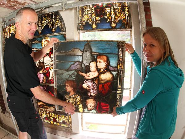 Die Restauratoren Michael Görlach und Kathrin Rahfoth mit Bleiglasfenstern in der Pfingstkirche.