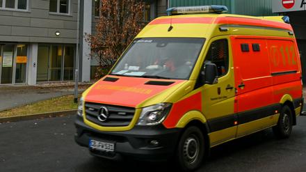Ein Rettungswagen verlässt die Notaufnahme am Carl-Thiem-Klinikum (CTM). Das Krankenhaus ist wegen vieler Corona-Patienten an der Belastungsgrenze. 