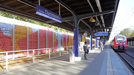 Im Bahnhof Charlottenhof wurden die Lärmschutzwände im Vorjahr mit farbigen Potsdam-Silhouette bedruckt.
