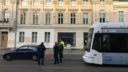 Ein Pkw blockierte am Donnerstagmittag in der Charlottenstraße die Tram-Gleise. Der Straßenbahnverkehr zwischen Platz der Einheit und Pirscheide wurde kurzzeitig unterbrochen.
