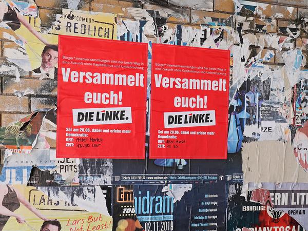 Unter falschem Namen. Gefälschte Plakate rufen zur Kundgebung auf. Weil die Plakate am Bahnhof Charlottenhof hängen, ermittelt die Bundespolizei.